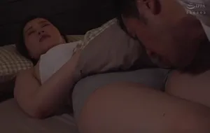 3 ngày chồng đi công việc, vợ yêu ở nhà nữa đêm bị bố chồng yêu mò vào phòng